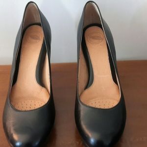 Black dress pumps reserved for Michele